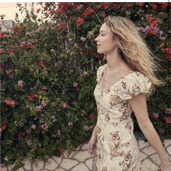 Doen Marci dress in field of tulips - Picture 2 of 5